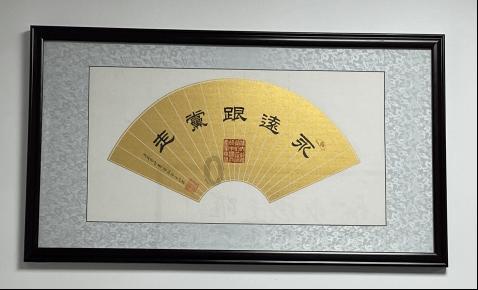 父母开车从东北到重庆陪女儿过年,带的年货摆满了整个客厅