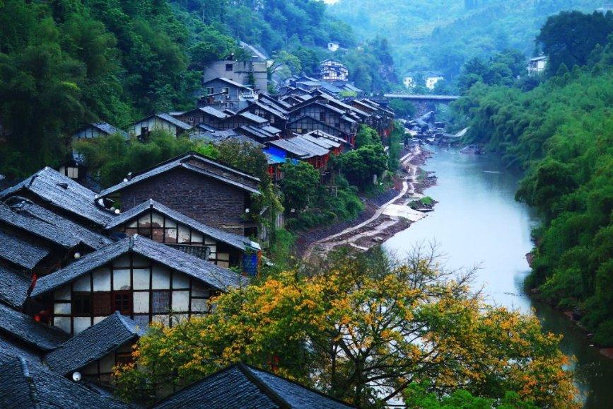 为河渠装上1600米防护栏