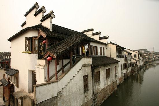 逃离黑与白的房间